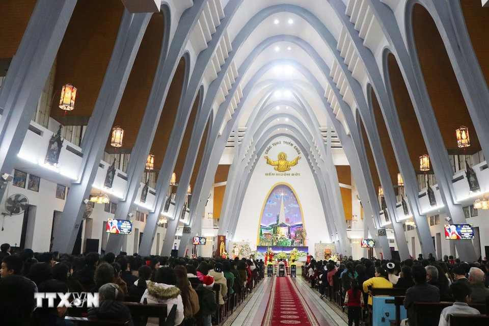 Đông đảo giáo dân về tham dự Thánh lễ ở Nhà thờ Chính tòa Phủ Cam, Thừa Thiên-Huế. (Ảnh: Tường Vi/TTXVN)