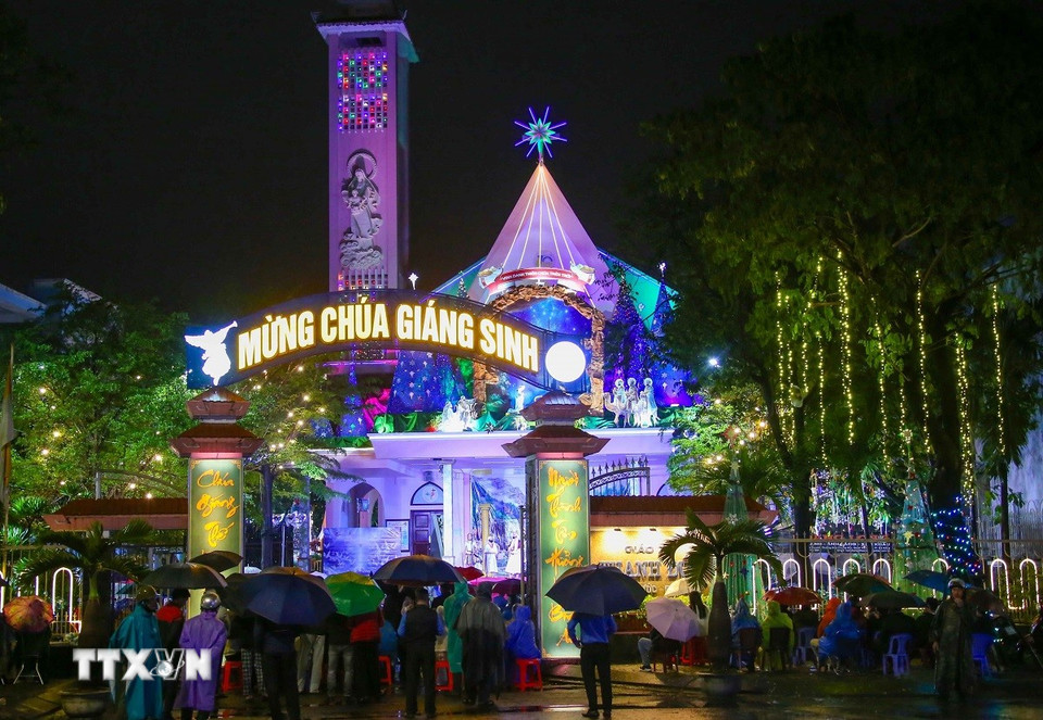 Nhà thờ giáo xứ Thanh Đức, Đà Nẵng rực rỡ đón Lễ Giáng sinh trong thời tiết mưa nhẹ. (Ảnh: Trần Lê Lâm/TTXVN)