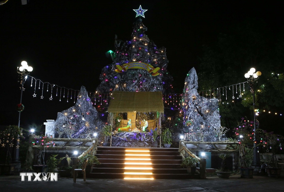 Hang đá tại nhà thờ Giáo xứ Phong Lộc, thành phố Nam Định được trang hoàng lộng lẫy, chào đón Giáng sinh 2024. (Ảnh: Công Luật/TTXVN)