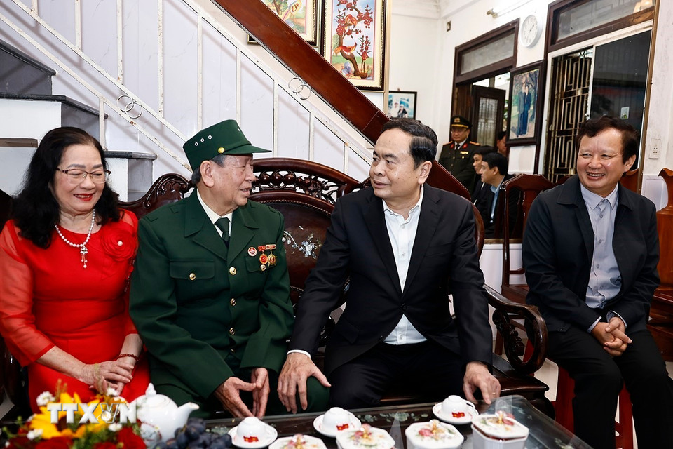 Chủ tịch Quốc hội Trần Thanh Mẫn thăm, tặng quà gia đình ông Nguyễn Viết Đáo (1953), thương binh 25%. (Ảnh: Doãn Tấn/TTXVN)