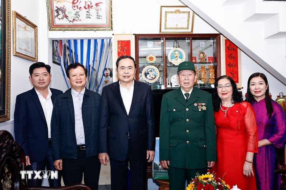 Chủ tịch Quốc hội Trần Thanh Mẫn chụp ảnh cùng gia đình thương binh Nguyễn Viết Đáo. (Ảnh: Doãn Tấn/TTXVN)