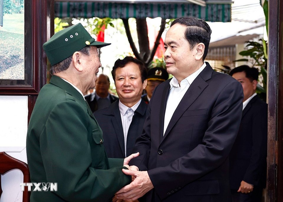 Chủ tịch Quốc hội Trần Thanh Mẫn thăm, tặng quà gia đình ông Nguyễn Viết Đáo (1953), thương binh 25%, là chiến sỹ Đại đội Nhật Lệ chi viện cho Thừa Thiên-Huế. (Ảnh: Doãn Tấn/TTXVN)