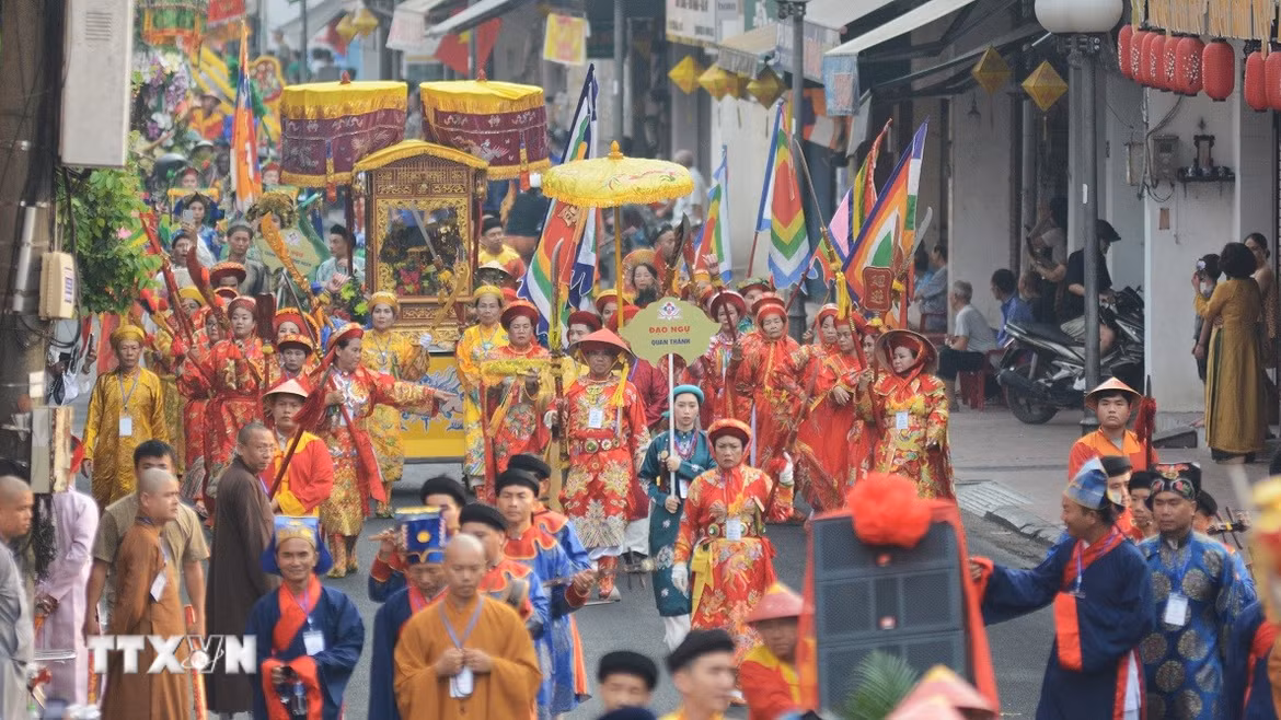 Đoàn rước cung nghinh Thánh Mẫu, Hội đồng Tứ phủ bằng đường bộ đến làm lễ ở đình Thương Bạc. (Ảnh: Văn Dũng/TTXVN)