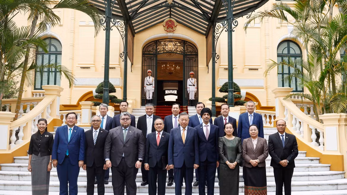 Tổng Bí thư, Chủ tịch nước Tô Lâm và các Đại sứ, Đại biện các nước ASEAN tại Hà Nội. (Ảnh: Thống Nhất/TTXVN)
