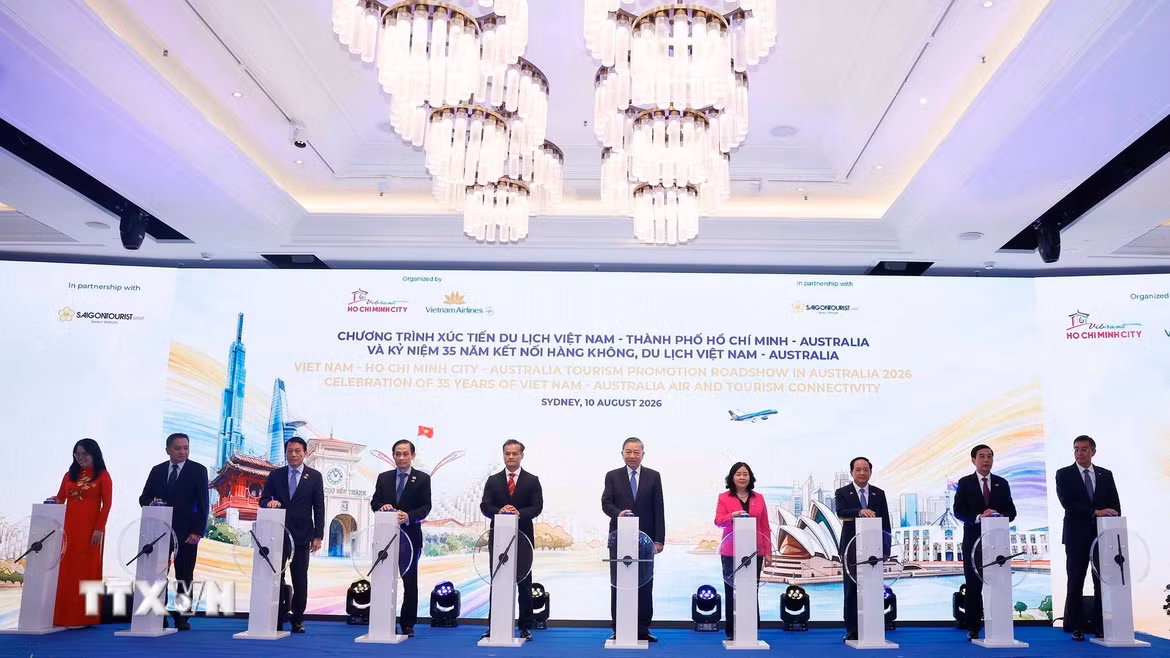 Tổng Bí thư, Chủ tịch nước Tô Lâm và các đại biểu thực hiện nghi thức kỷ niệm 35 năm kết nối hàng không, du lịch Việt Nam-Australia. (Ảnh: Thống Nhất/TTXVN)