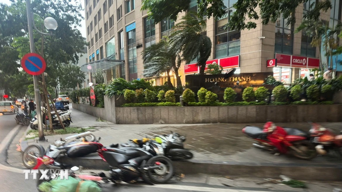 Nhiều phương tiện giao thông bị quật đổ do gió mạnh. (Ảnh: Phạm Tuấn Anh/TTXVN)