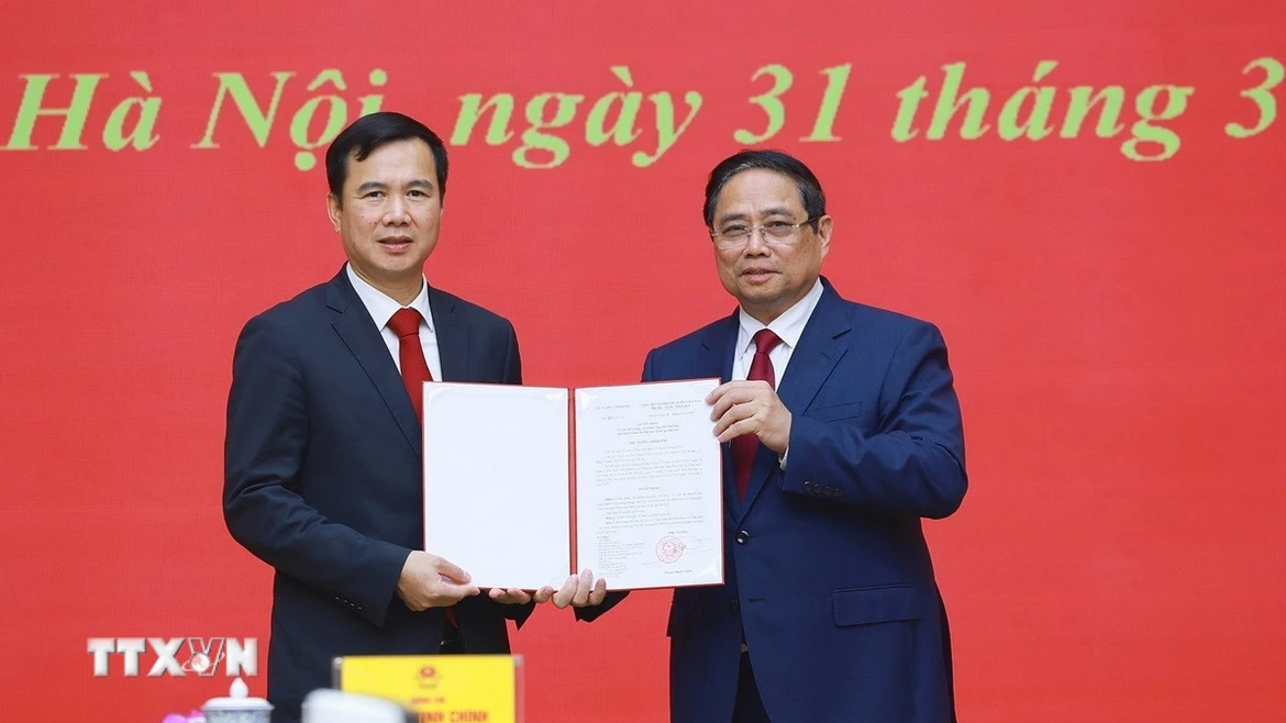 Thủ tướng Phạm Minh Chính trao Quyết định điều động, bổ nhiệm ông Bùi Thế Duy - Ủy viên dự khuyết Ban Chấp hành Trung ương Đảng, Phó chủ tịch Viện hàn lâm Khoa học và Công nghệ Việt Nam - giữ chức Giám đốc Đại học Quốc gia Hà Nội. (Ảnh: Dương Giang/TTXVN)