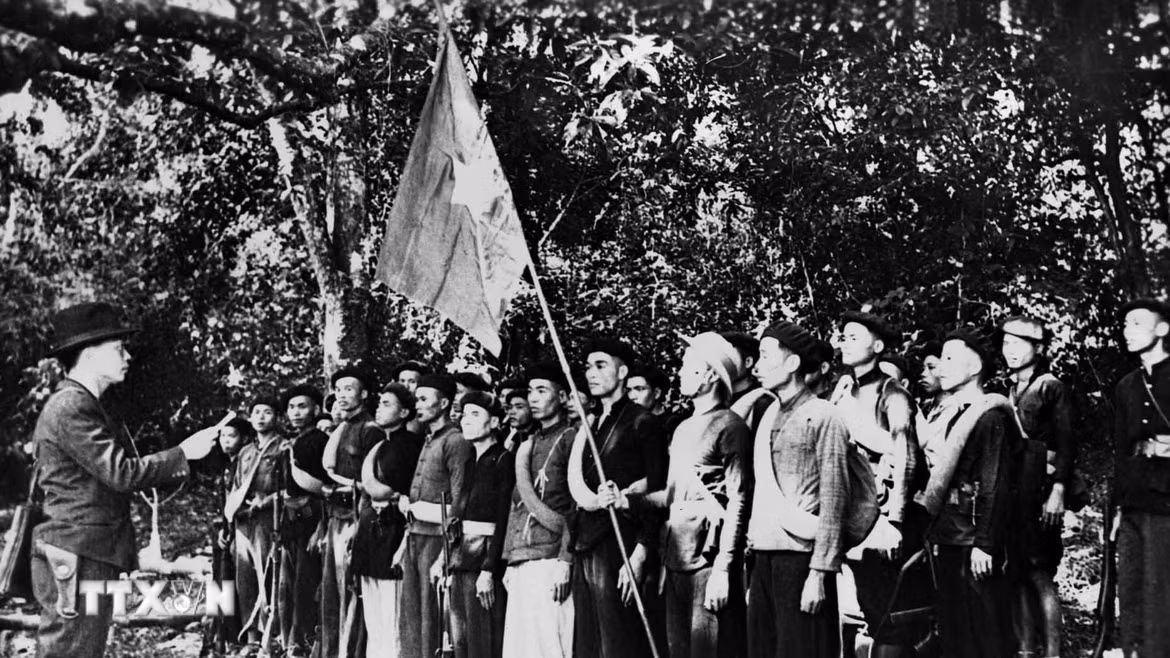 Ngày 22/12/1944, Ðội Việt Nam Tuyên truyền Giải phóng quân ra đời, tiền thân của Quân đội Nhân dân Việt Nam ngày nay, tạo ra một cục diện mới trên mặt trận đấu tranh vũ trang cách mạng. Trong ảnh: Đội Việt Nam tuyên truyền giải phóng quân được thành lập ở Cao Bằng do đồng chí Võ Nguyên Giáp làm chỉ huy (22/12/1944). (Ảnh: TTXVN)