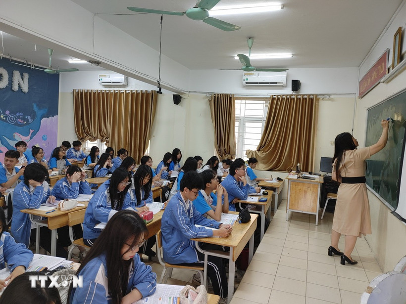 Học sinh lớp 12 Trường Ttrung học Phổ thông Cầu Giấy (quận Cầu Giấy) trong giờ học môn Giáo dục Kinh tế và Pháp luật. (Ảnh: Nguyễn Cúc/TTXVN)