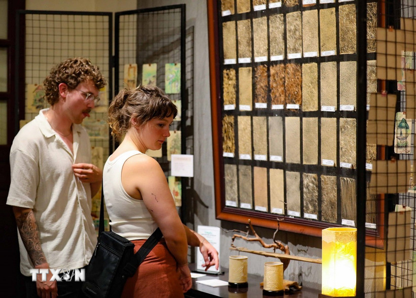 Du khách tham quan tịa 