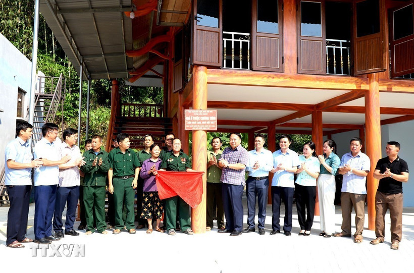 Chủ tịch Ủy ban Nhân dân tỉnh Hà Giang Phan Huy Ngọc và các đại biểu động viên, tặng quà và chúc mừng gia đình ông Nguyễn Viết Đôn ở xã Đồng Yên, huyện Bắc Quang, khánh thành ngôi nhà mới. (Ảnh: Kim Tiến/TTXVN phát)