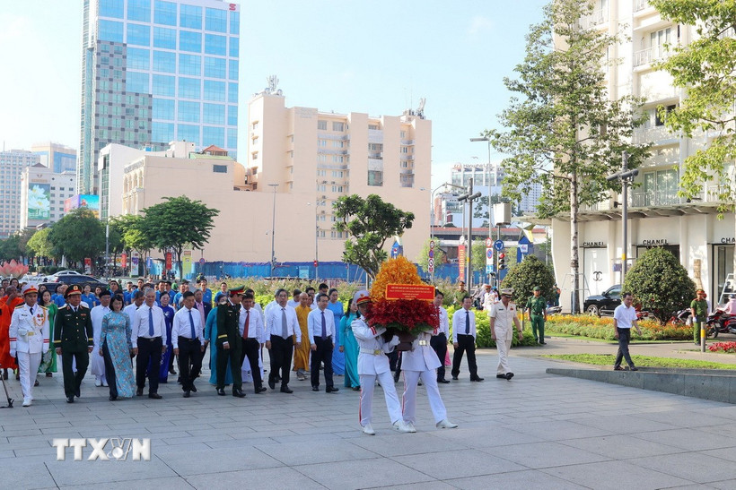 Các đại biểu dâng hoa tại Công viên Tượng đài Bác Hồ (phố đi bộ Nguyễn Huệ, Quận 1). (Ảnh: Thanh Vũ/TTXVN)
