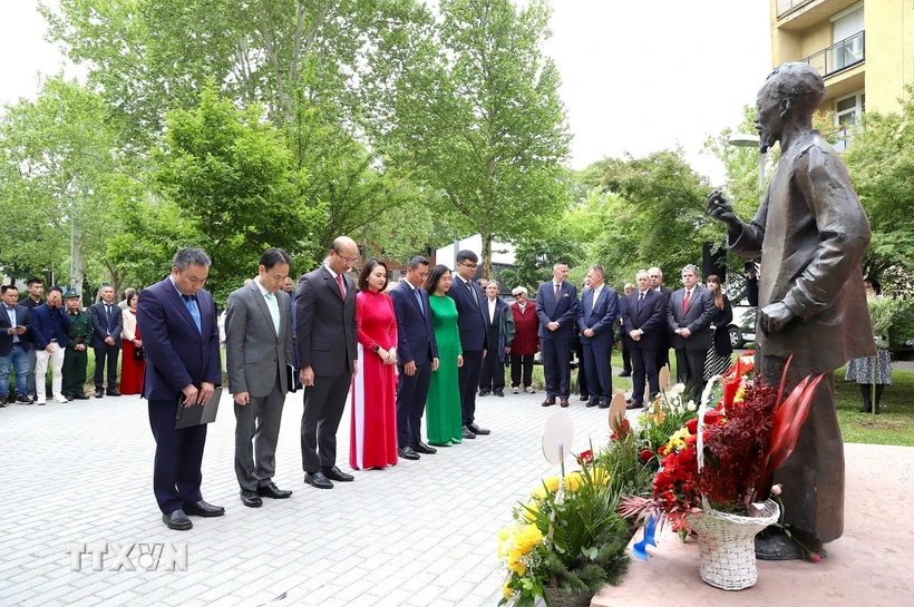 Dâng hoa tại Tượng đài Chủ tịch Hồ Chí Minh ở Hungary