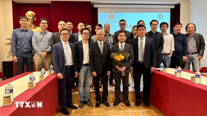 Các thành viên Mạng lưới chuyên gia năng lượng hạt nhân người Việt Nam ở nước ngoài chụp ảnh lưu niệm. (Ảnh : Thu Hà/TTXVN)