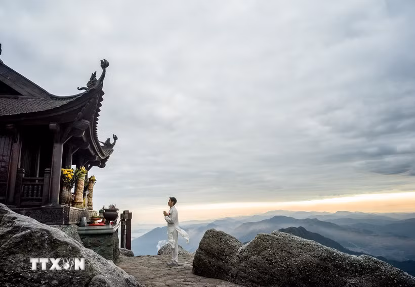 Chùa Đồng tọa lạc trên đỉnh thiêng Yên Tử ở độ cao hơn 1.000m, được ví như "thiên trúc" giữa tầng mây, nơi hội tụ linh khí của đất trời và là đỉnh cao trong hành trình tâm linh hướng thiện của triệu triệu Phật tử. (Ảnh: TTXVN phát)
