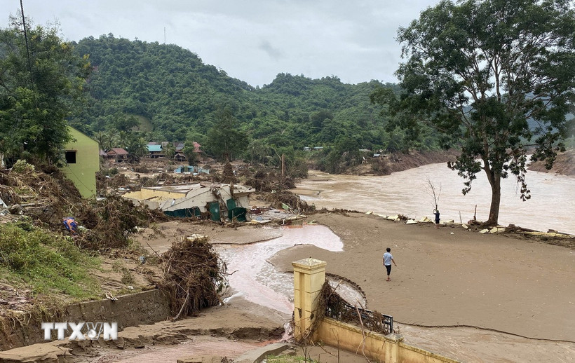 Khung cảnh tan hoang tại xã Mỹ Lý, Nghệ An sau trận lũ lịch sử. (Ảnh: Văn Tý/TTXVN)