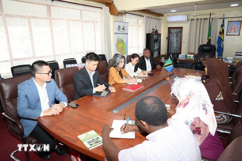 Đại sứ Vũ Thanh Huyền và đoàn công tác tại buổi làm việc cùng Tỉnh trưởng tỉnh Tanga, Tiến sỹ Batilda Salha Burian. (Ảnh: Đại sứ quán Việt Nam tại Tanzania/TTXVN phát)