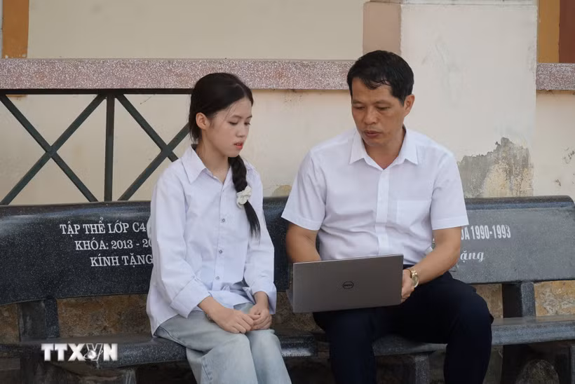Đằng sau thành tích ấn tượng của Hoàng Thị Quỳnh Phương là hành trình học tập bền bỉ, sự đồng hành tận tâm của thầy cô, gia đình và ước mơ giản dị trở thành giáo viên Ngữ văn. (Ảnh: Bích Huệ/TTXVN)