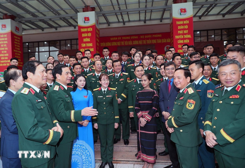 Lãnh đạo Quân ủy Trung ương - Bộ Quốc phòng với các gương mặt trẻ, gương mặt tiêu biểu toàn quân năm 2024. (Ảnh: Trọng Đức/TTXVN)