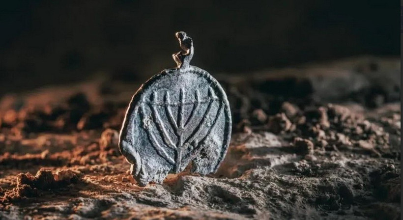 Phát hiện mặt dây chuyền chì 1.300 năm tuổi khắc biểu tượng menorah ở Jerusalem Mặt dây chuyền 1.300 năm tuổi, được trang trí biểu tượng menorah 7 nhánh, được phát hiện tại Jerusalem. (Nguồn: Cơ quan Cổ vật Israel)