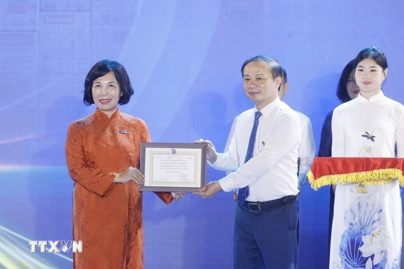 Ban tổ chức trao giải A gian trưng bày ấn tượng cho TTXVN. (Ảnh: Minh Quyết/TTXVN)