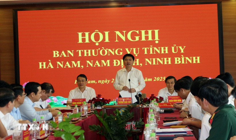 Bí thư Tỉnh ủy, Chủ tịch Ủy ban Nhân dân tỉnh Hà Nam Trương Quốc Huy phát biểu tại hội nghị. (Ảnh: Thanh Tuấn/TTXVN)