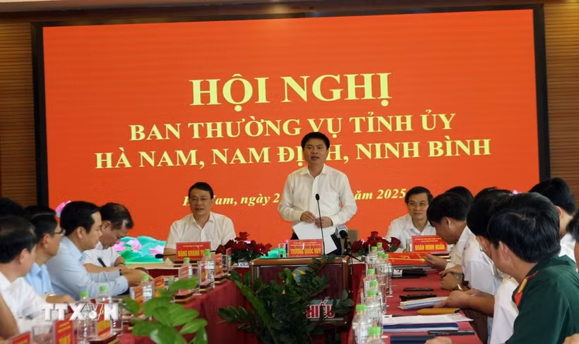 Bí thư Tỉnh ủy, Chủ tịch Ủy ban Nhân dân tỉnh Hà Nam Trương Quốc Huy phát biểu tại hội nghị. (Ảnh: Thanh Tuấn/TTXVN)