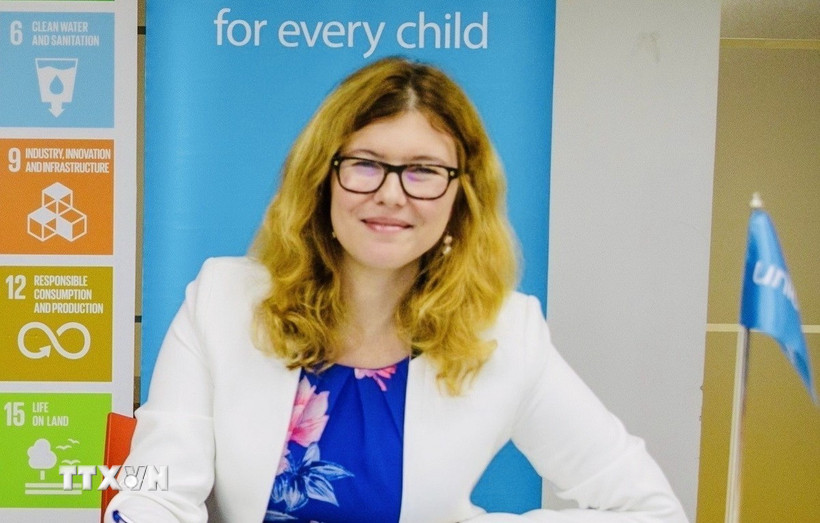 Trưởng Đại diện Quỹ Nhi đồng Liên hợp quốc (UNICEF) tại Việt Nam Silvia Danailov trả lời phỏng vấn của phóng viên Thông tấn xã Việt Nam. (Ảnh: Việt Đức/TTXVN)