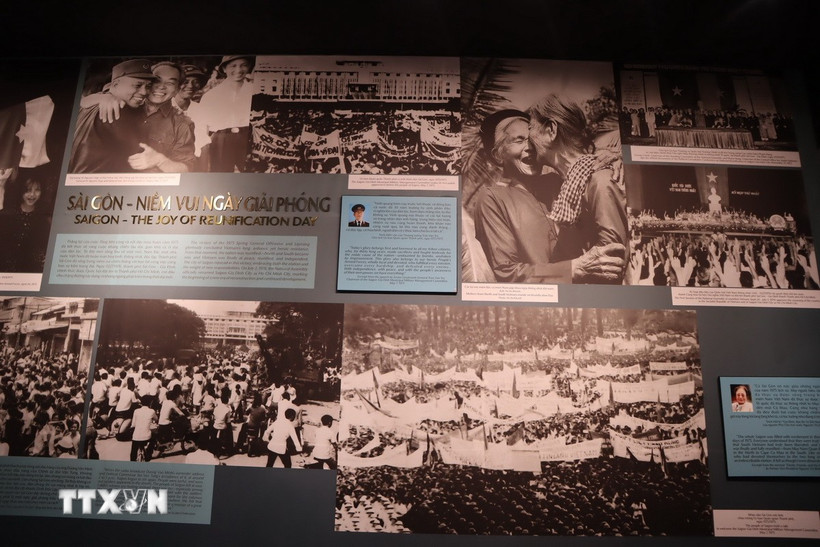 Các hình ảnh về ngày giải phóng miền Nam được trưng bày tại chuyên đề. (Ảnh: Thu Hương/TTXVN)