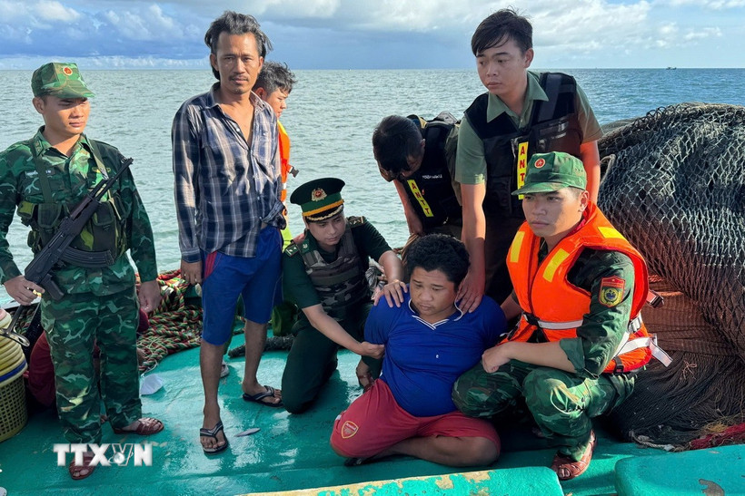 Đối tượng Trần Hoàng Vũ (sinh năm 2001, quê tỉnh Kiên Giang) bị lực lượng chức năng bắt giữ trên tàu cá BT-93412-TS đang đi từ hướng Hòn Chuối vào cửa biển Sông Đốc, tỉnh Cà Mau. (Ảnh TTXVN phát)