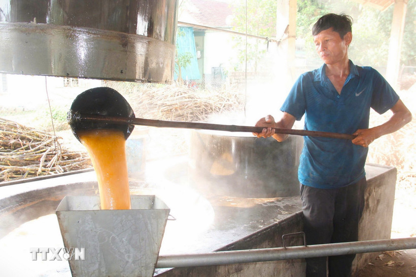 Một mẻ mật mía trải qua khoảng thời gian nấu từ 3 đến 4 giờ. Trong đó, hơn nửa thời gian mật mía mới sủi tăm và sôi. Khi mật mía sôi, người nấu phải luôn tay vớt bọt và tạp chất nổi lên trong các chảo nấu để đảm bảo mật mía có chất lượng, màu sắc đẹp. (Ảnh: Xuân Tiến/TTXVN)