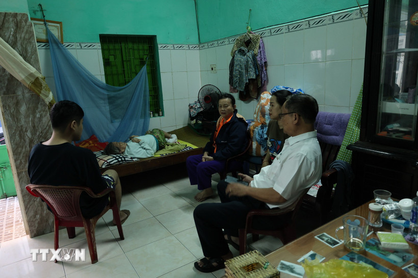 Chi bộ 6D quan tâm, hỗ trợ cho các hộ gia đình có hoàn cảnh khó khăn trong khu dân cư để không ai bị bỏ lại phía sau. (Ảnh: Xuân Quý/TTXVN)