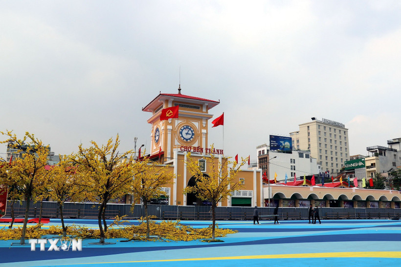 Các đơn vị thi công khẩn trương lắp đặt, tái hiện hình ảnh dòng kênh “trên bến dưới thuyền” - khung cảnh đặc trưng của Sài Gòn xưa ngay trước cổng chợ Bến Thành. (Ảnh: Thanh Vũ/TTXVN)