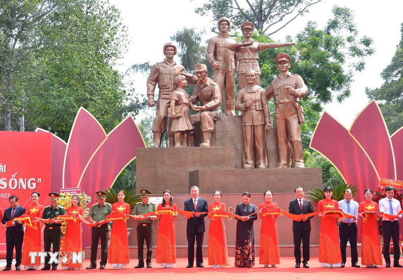 Tổng Bí thư Tô Lâm và các đại biểu thực hiện nghi thức cắt băng khánh thành Tượng đài Công an Nhân dân. (Ảnh: Linh Sơn/TTXVN)