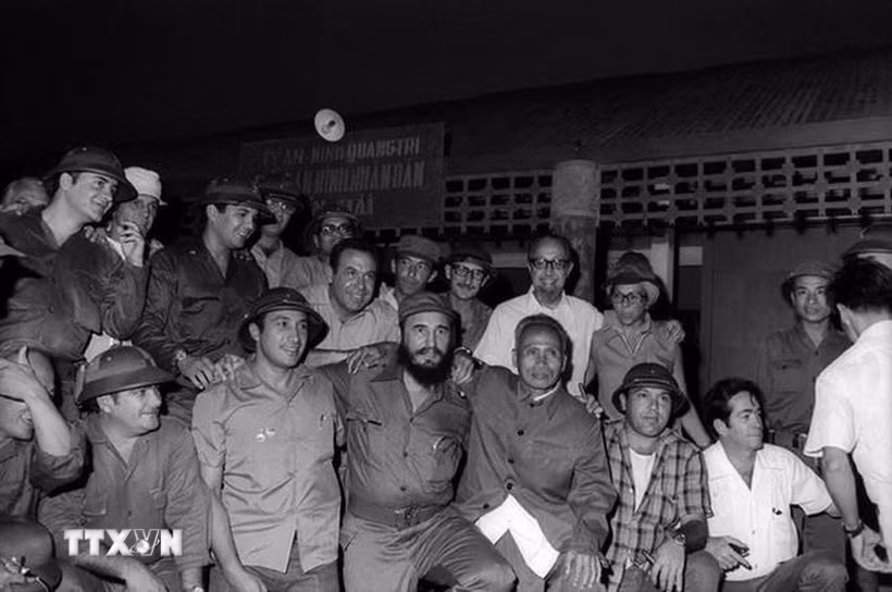 Lãnh tụ Fidel Castro, Thủ tướng Chính phủ Cách mạng Cuba, Bí thư Thứ nhất Ban Chấp hành Trung ương Đảng Cộng sản Cuba cùng Đoàn đại biểu Đảng và Chính phủ Cách mạng Cuba chụp ảnh kỷ niệm bên đồn An ninh Nhân dân Bến Hải, địa cầu của miền Nam trong chuyến đến thăm vùng Giải phóng miền Nam Việt Nam, ngày 15/9/1973. (Ảnh: TTXVN)