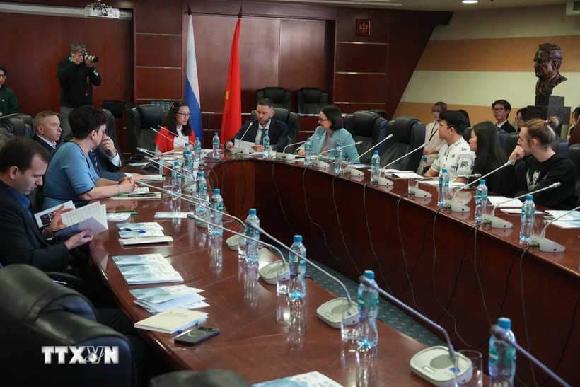 Phó Hiệu trưởng phụ trách chính sách cán bộ MGIMO Vladimir Morozov phát biểu khai mạc. (Ảnh: Quang Vinh/TTXVN)