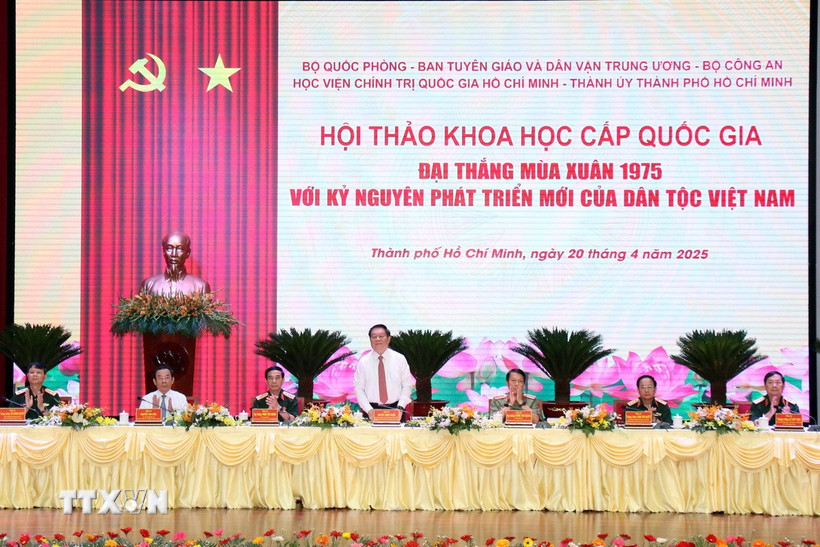 Các đại biểu chủ trì Hội thảo “Đại thắng mùa Xuân 1975 với kỷ nguyên phát triển mới của dân tộc Việt Nam.” (Ảnh: Tiến Lực/TTXVN)