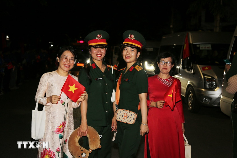 Dù đoàn tàu cập bến từ 4 giờ 20 phút sáng, nhưng rất đông người dân ở Biên Hòa (Đồng Nai) đã có mặt tại sân ga để chào đón các chiến sỹ trong đoàn Nghi lễ của Quân đội. (Ảnh: Lê Xuân/TTXVN)