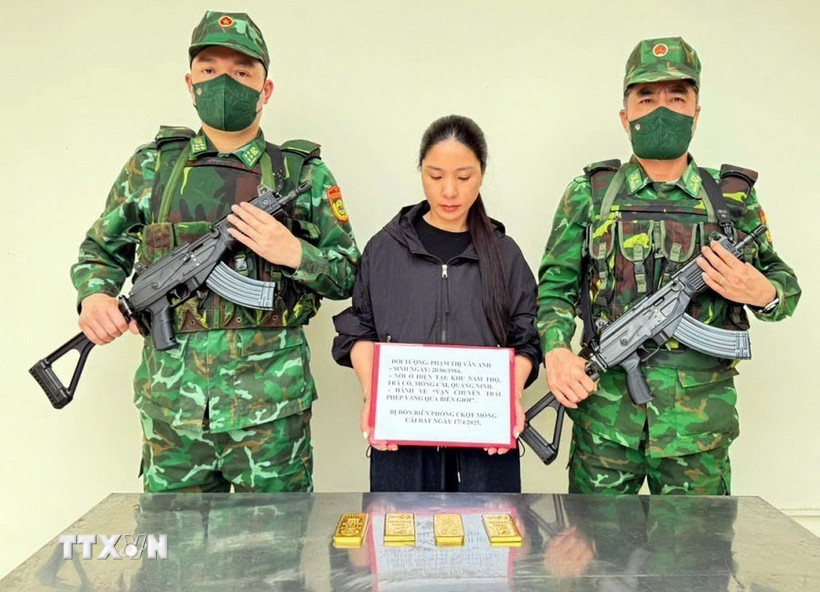 Phạm Thị Vân Anh, sinh năm 1984, trú tại khu Nam Thọ (phường Trà Cổ, thành phố Móng Cái, tỉnh Quảng Ninh) cùng tang vật là 4kg vàng tại cơ quan chức năng. (Ảnh: TTXVN phát)