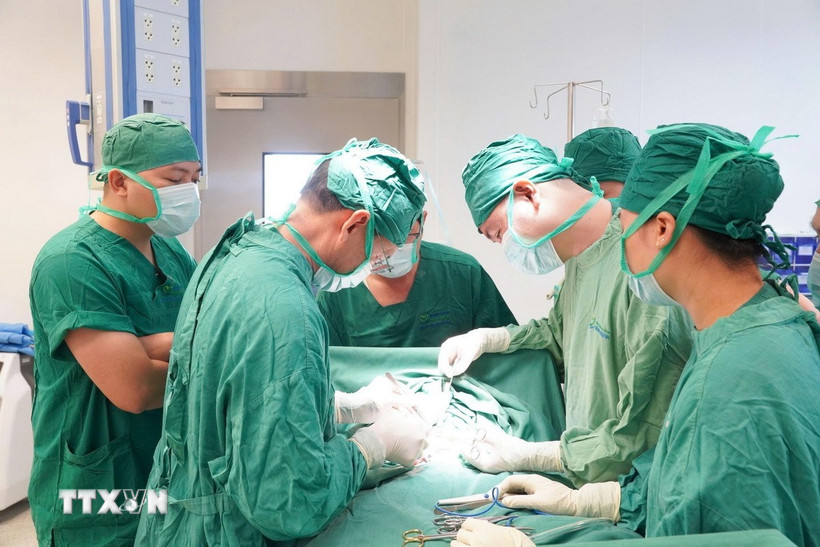 Các bác sỹ Bệnh viện Bình Định phẫu thuật thành công ca bệnh hiếm gặp ở trẻ 2,5 tháng tuổi. (Ảnh: TTXVN phát)