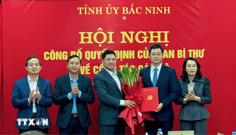 Các đồng chí lãnh đạo tỉnh Bắc Ninh chúc mừng đồng chí Trần Huy Phương. (Ảnh: Đỗ Huyền/TTXVN)