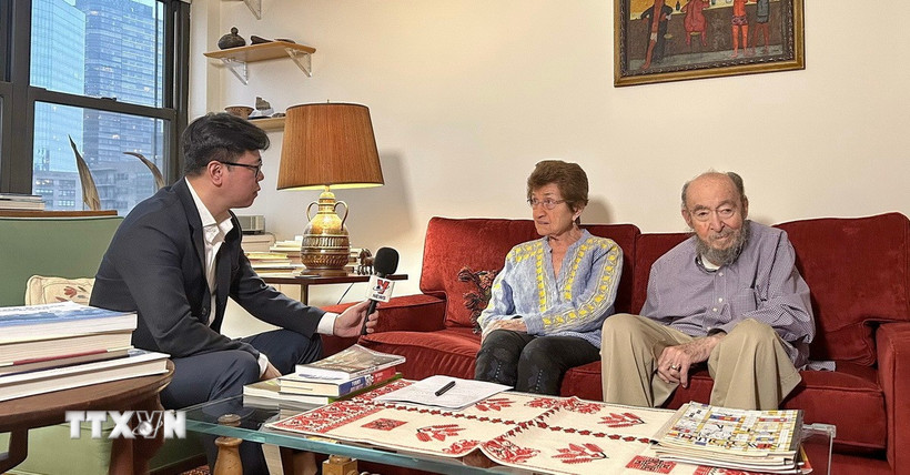 Vợ chồng nhà hoạt động phản chiến Cora và Peter Weiss trong một buổi trả lời phỏng vấn phóng viên TTXVN tại New York. (Ảnh: Quang Huy/TTXVN)