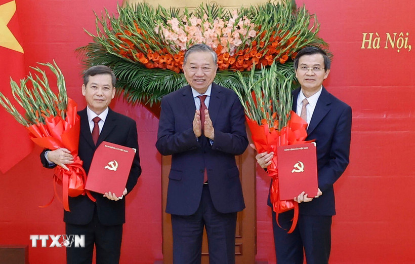 Tổng Bí thư Tô Lâm trao Quyết định của Bộ Chính trị cho các đồng chí Lê Minh Trí (bên trái) và Đoàn Minh Huấn (bên phải). (Ảnh: Thống Nhất/TTXVN)