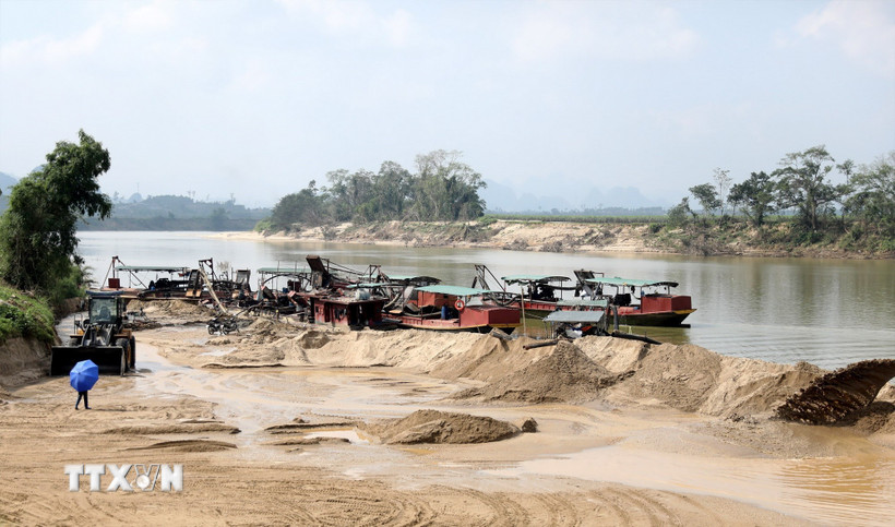 Hiện nay, toàn tỉnh Nghệ An chỉ có trên 200 tàu thuyền đường thủy nội địa được đăng kiểm, nhiều địa phương miền núi số lượng tàu thuyền đăng kiểm rất ít, không đáng kể. (Ảnh: Văn Tý/TTXVN)