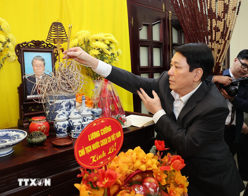 Chủ tịch nước Lương Cường dâng hương tưởng nhớ Chủ tịch nước Trần Đức Lương. (Ảnh: Lâm Khánh/TTXVN)