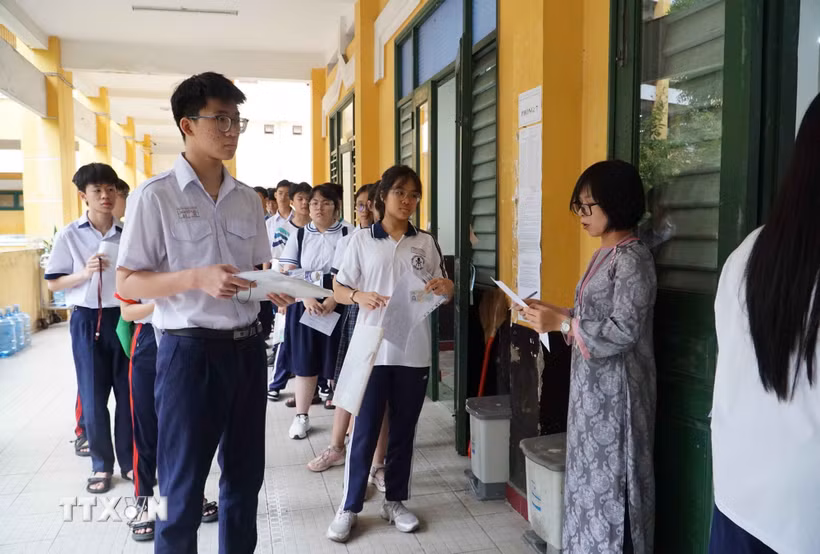 Thí sinh dự thi tại điểm thi Trường Trung học Phổ thông Trưng Vương. (Ảnh: Thu Hoài/TTXVN)