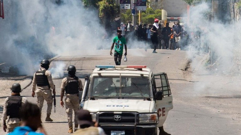 Những người biểu tình đối mặt với cảnh sát khi họ bị giải tán bằng hơi cay tại Port-au-Prince, Haiti, vào ngày 27/3/2025 (Nguồn: AFP)