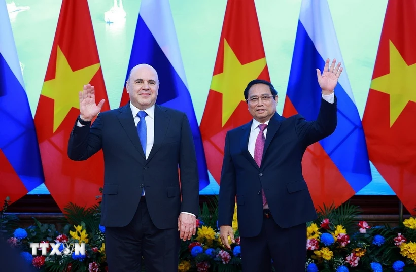 Thủ tướng Phạm Minh Chính và Thủ tướng Liên bang Nga Mikhail Vladimirovich Mishustin chụp ảnh chung. (Ảnh: Dương Giang/TTXVN)