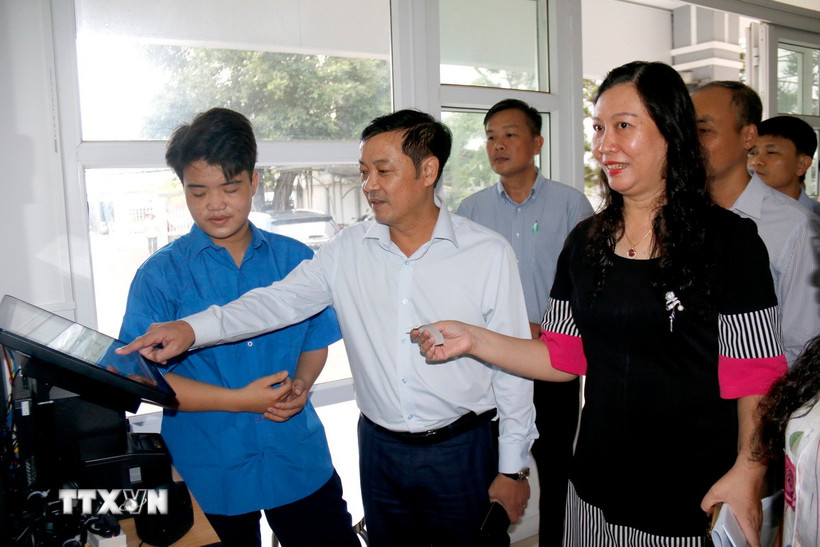 Ông Lê Trọng Yên (giữa), Phó Chủ tịch Ủy ban Nhân dân tỉnh Lâm Đồng, kiểm tra giải quyết thủ tục hành chính trực tuyến tại phường Phú Thủy. (Ảnh: Nguyễn Thanh/TTXVN)