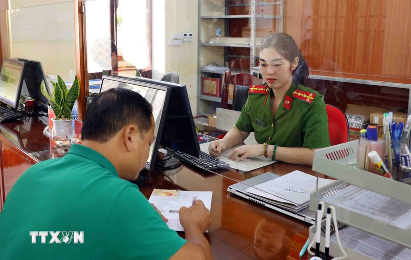 Người dân tỉnh Ninh Bình có thể đến trụ sở Công an phường làm thủ tục đăng ký xe. (Ảnh: Phạm Kiên/TTXVN)